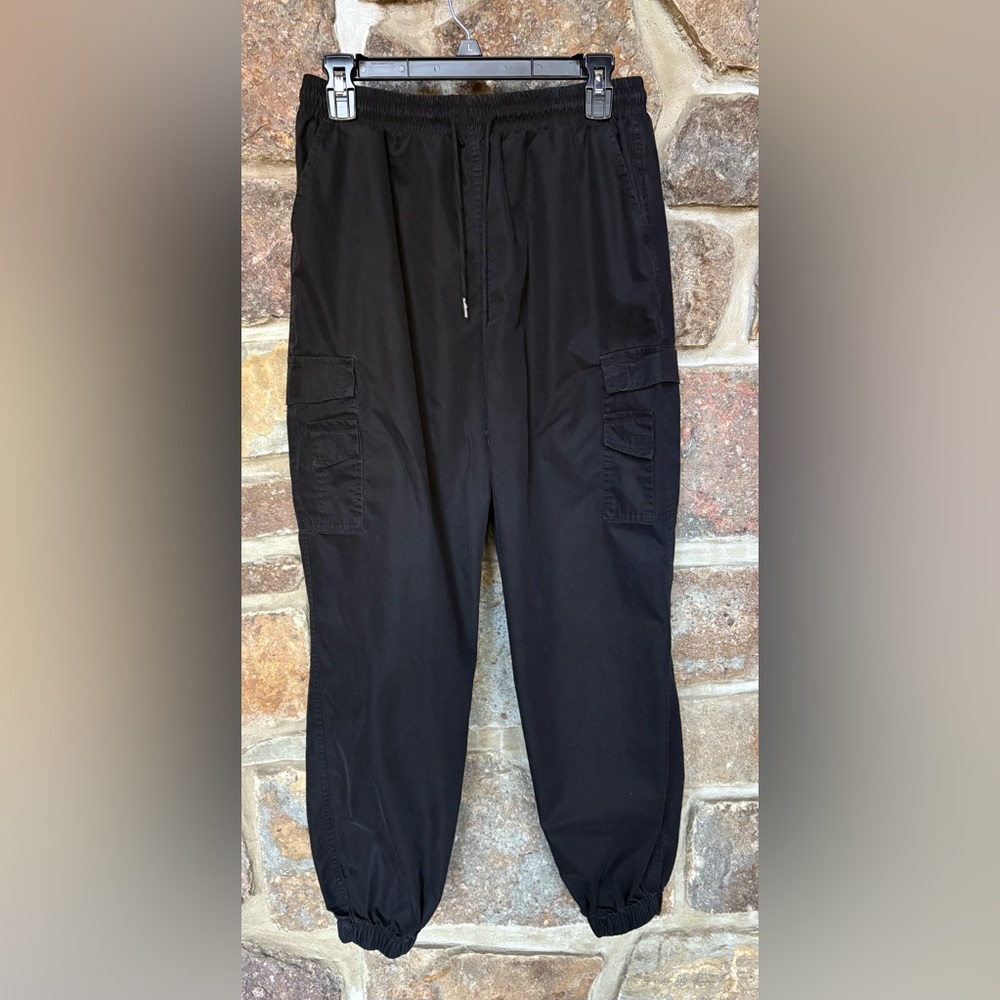 FOREVER 21 ELASTIC WAIST AND TIE CARGO PANTS.